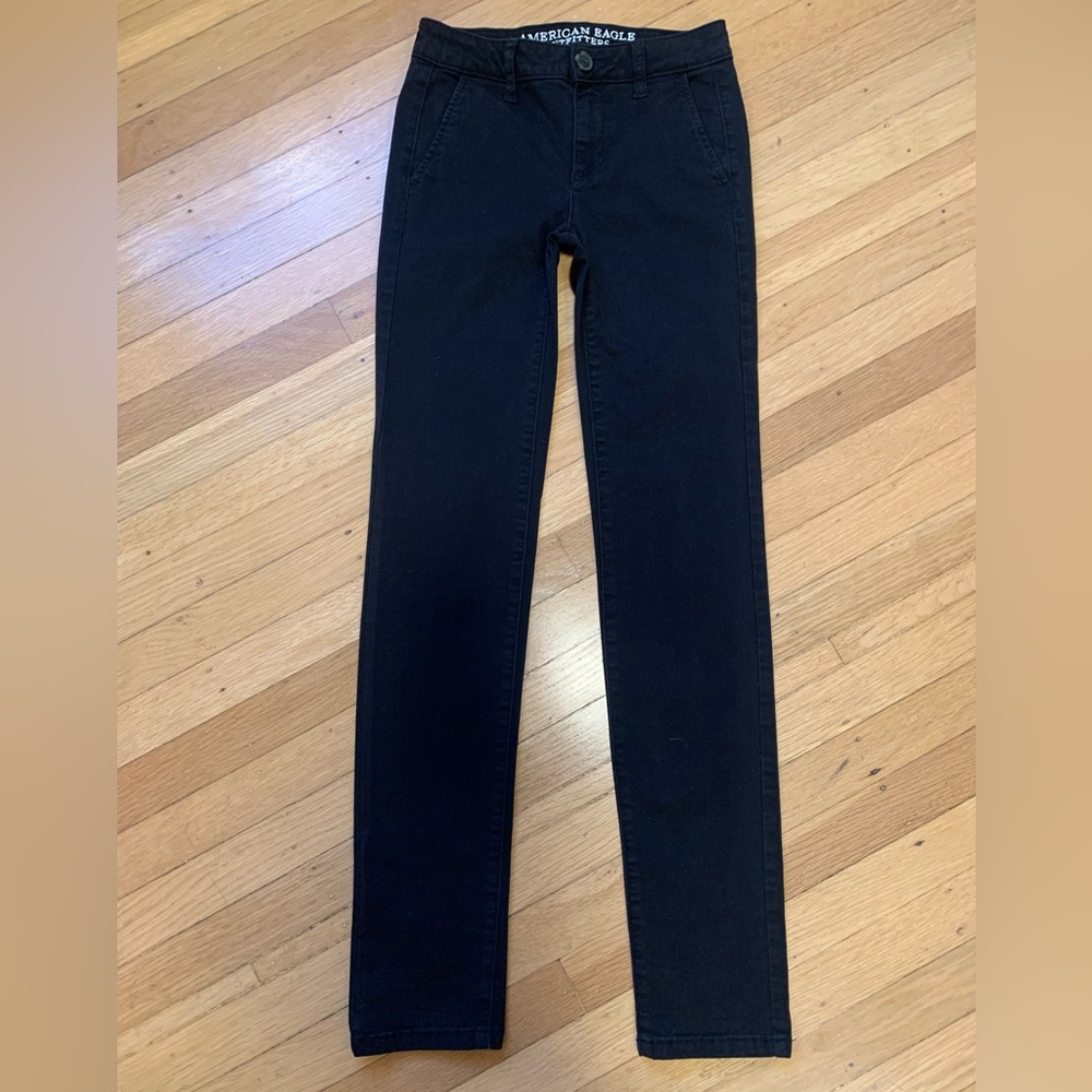 VGUC AMERICAN EAGLE SUPER STRETCH BLACK SKINNY CHINO PANTS IN SIZE 0R